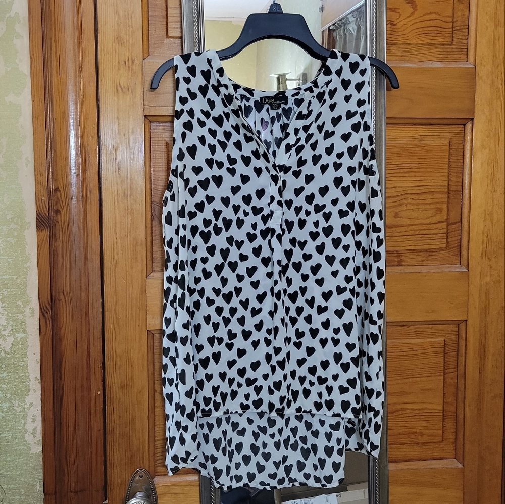 Dalia Sleevesless hi-lo black heart blouse